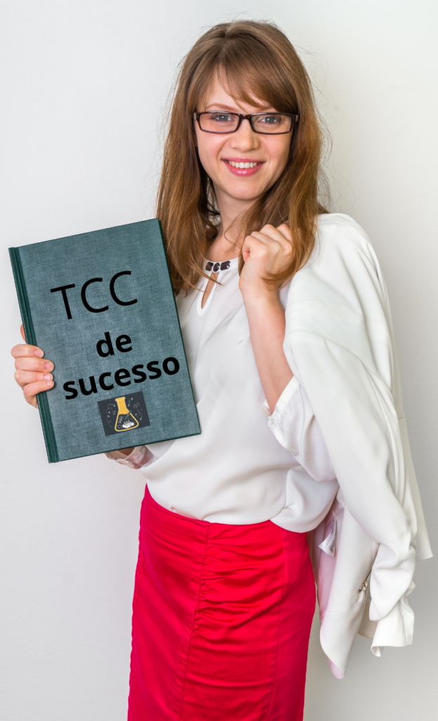 Universitária graduando com seu Trabalho de conclusão de curso na mão celebrando a sua aprovação do TCC.