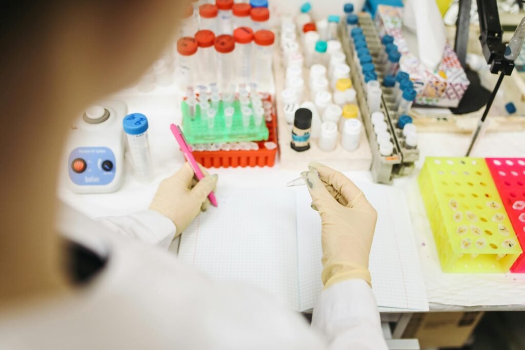 Estudante universitário ganhando o seu dinheiro na faculdade no ambiente de laboratório acadêmico na iniciação cientifica.