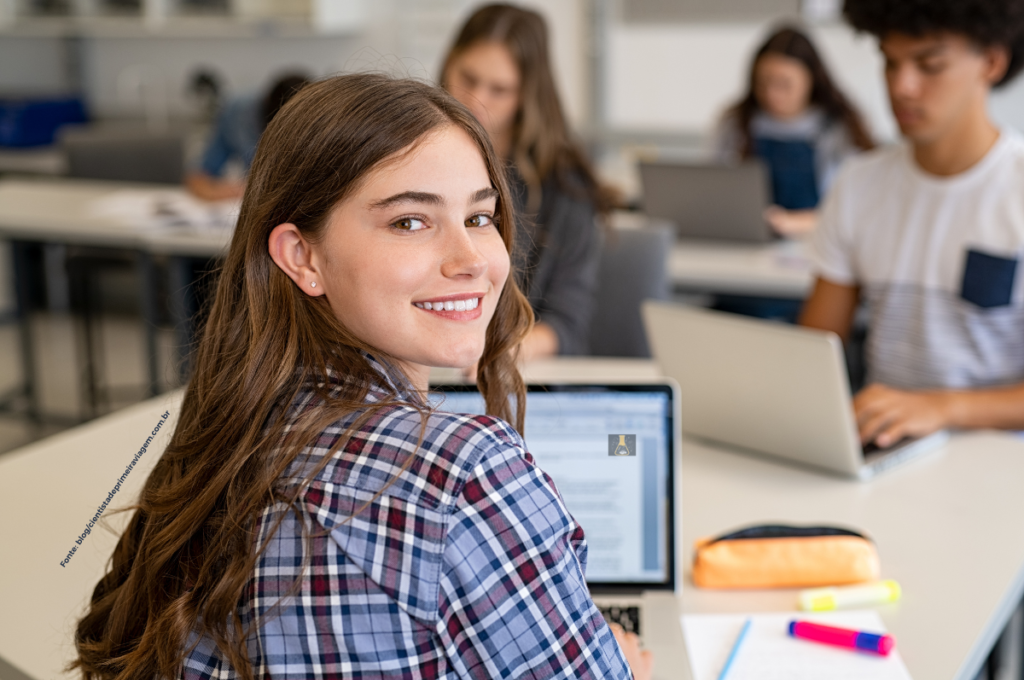 Estudante universitária aprovada na formatação de citações do TCC.