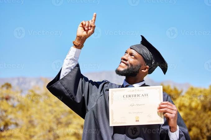 Estudante universitário comemorando a aprovação do TCC e conclusão da graduação.